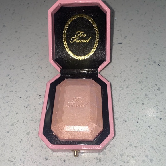 Too Faced Pink Highlighter Compact with Elegant Design - Picture 2 of 2